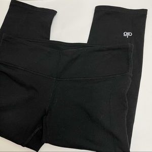 ALO Yoga Black Leggings Cropped Capris Sty…